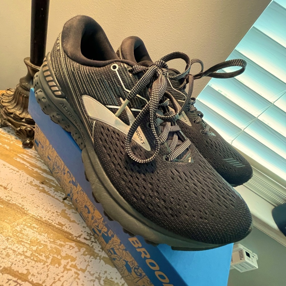 Brooks adrenaline running shoes size 8